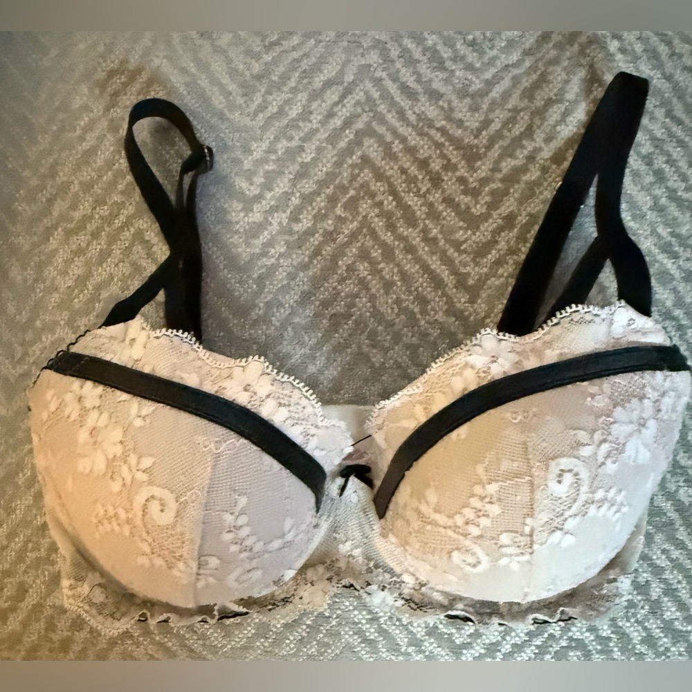 2 Victoria's Secret Bras for a great price!🎁
Each $10, both $18 - Picture 11 of 16